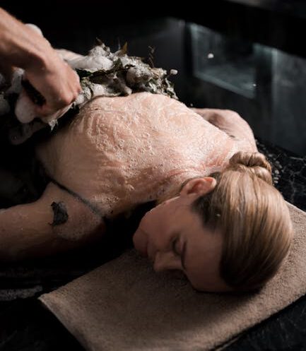 Leistungen Luxurious spa back massage with soft soap bubbles for ultimate relaxation.